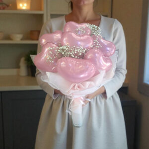 זר בלונים קטנים עם גיפסונית