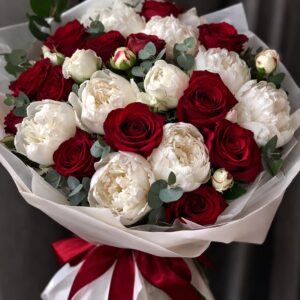 זר אהבה אדום-לבן עם פיונים (אדמוניות)