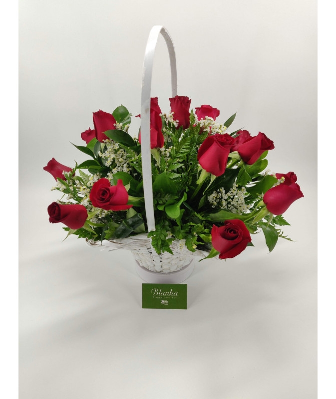 סלסלה ורדים אדומים עם גפסנית